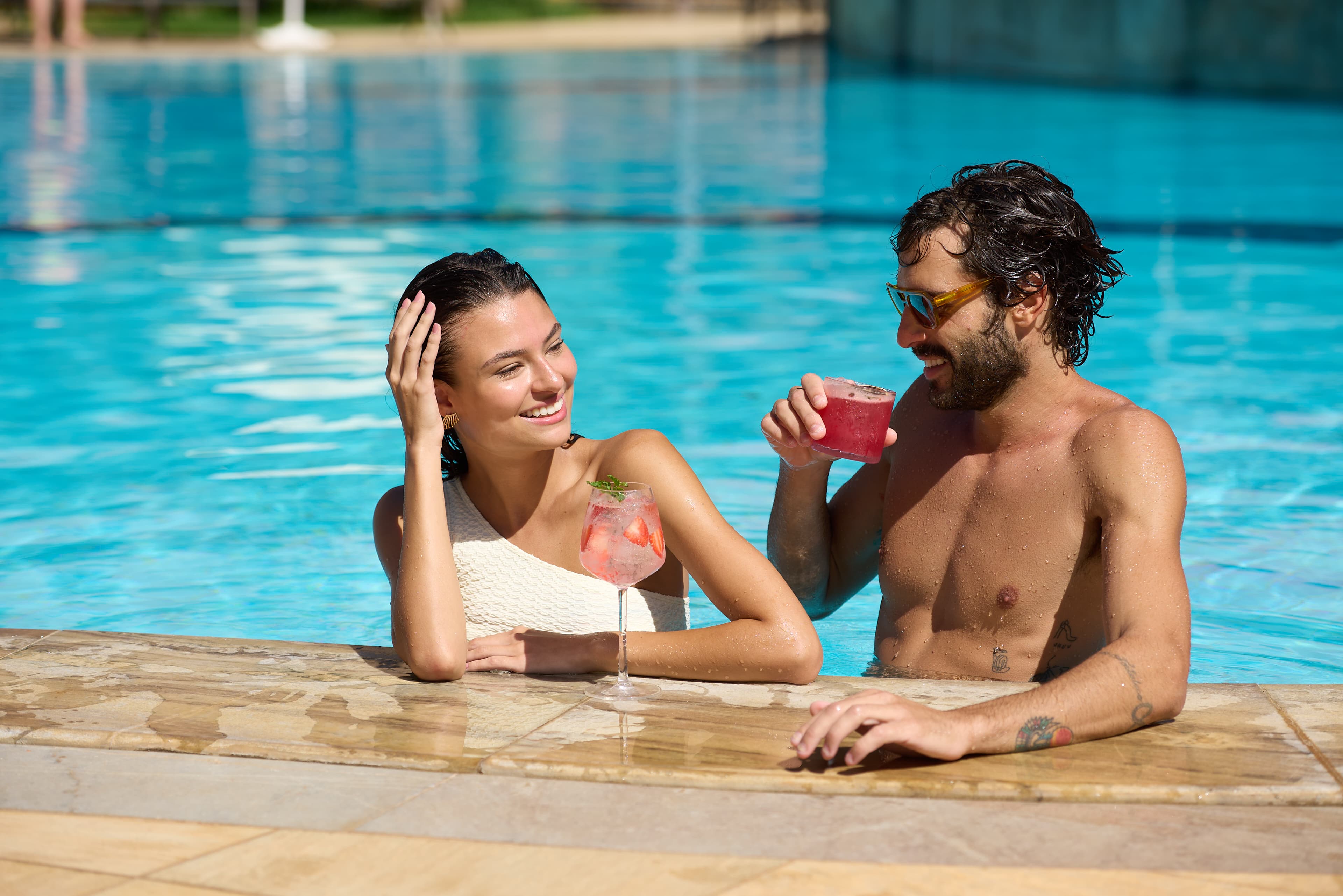 Um homem e uma mulher na piscina do Grande Hotel