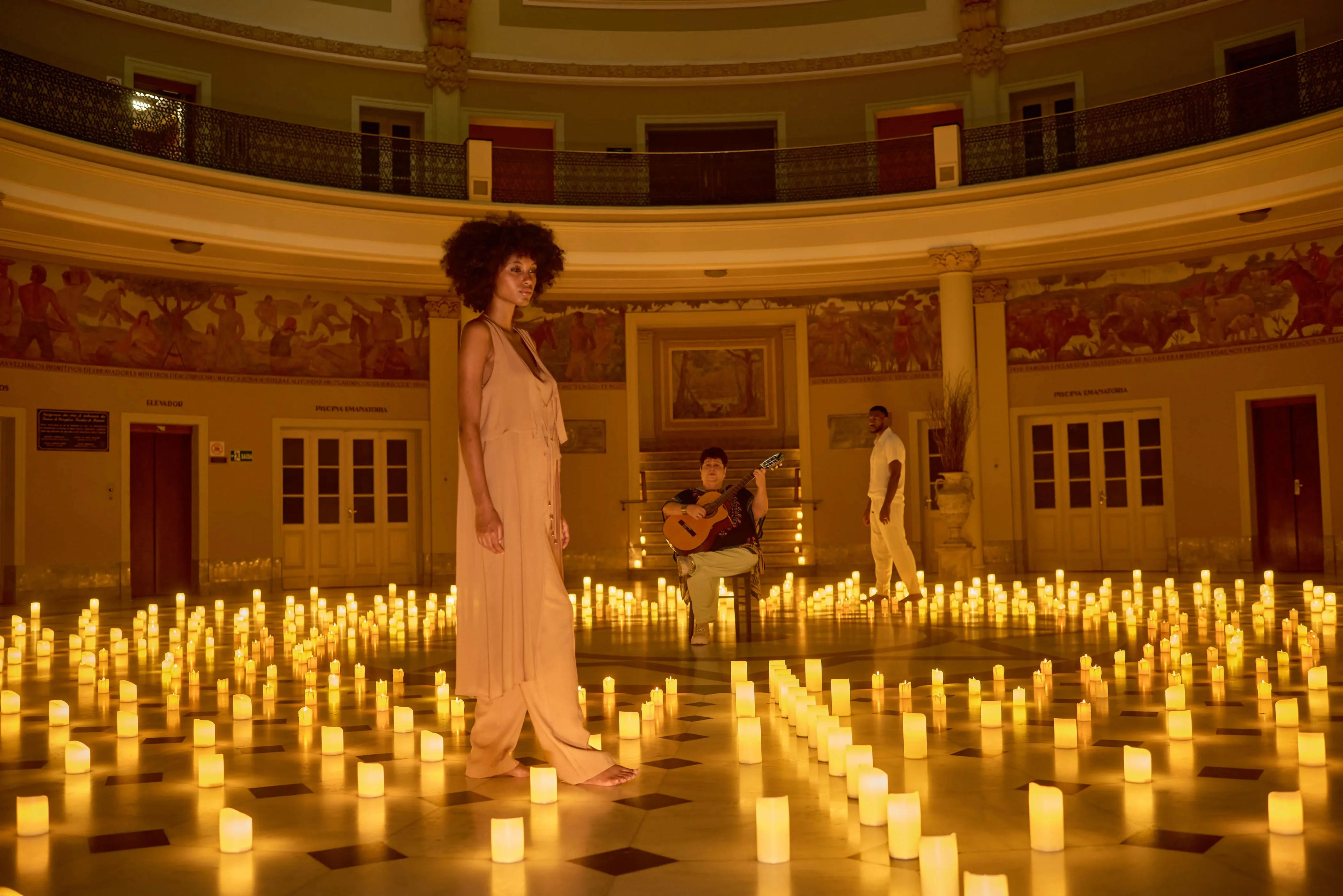 Foto de homem e mulher circulando em um lindo labirinto de velas do Grande Hotel Termas de Araxá.